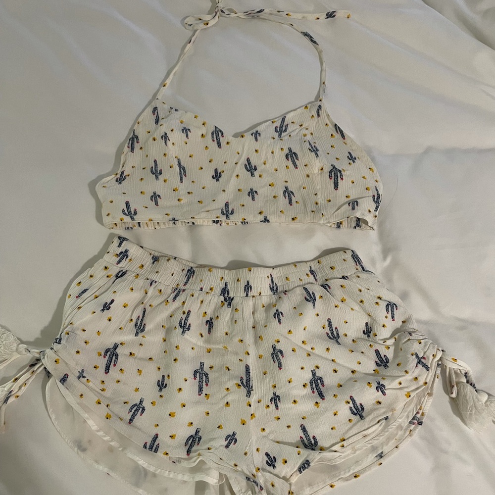 Two piece short & flattering crop top set